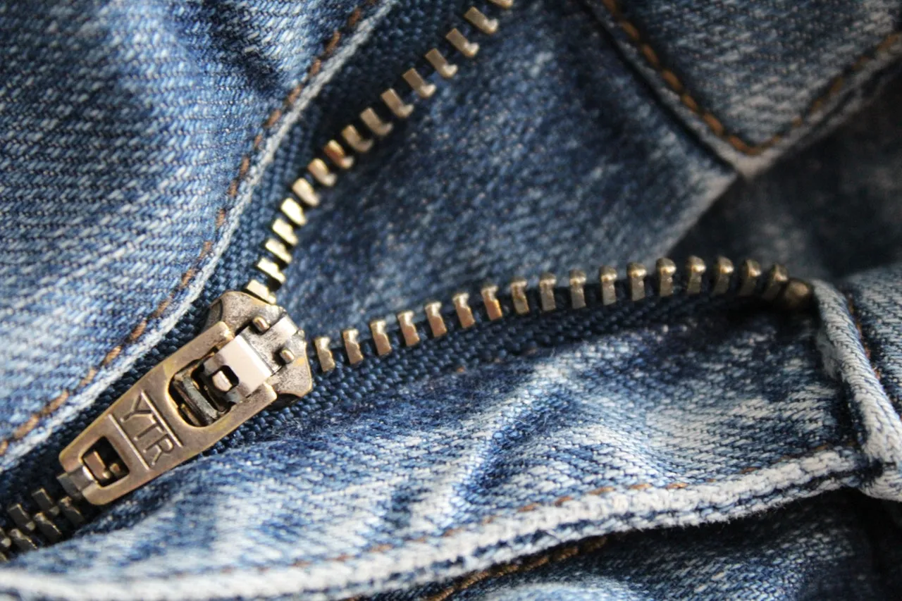 Kako funkcioniraju metalni i plastični patentni zatvarači