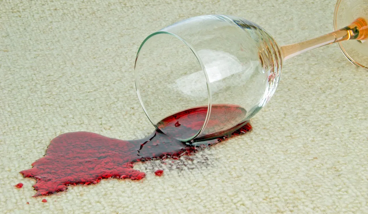 Kako očistiti mrlje od crvenog vina | Najbolji trikovi za uklanjanje mrlja od crvenog vina