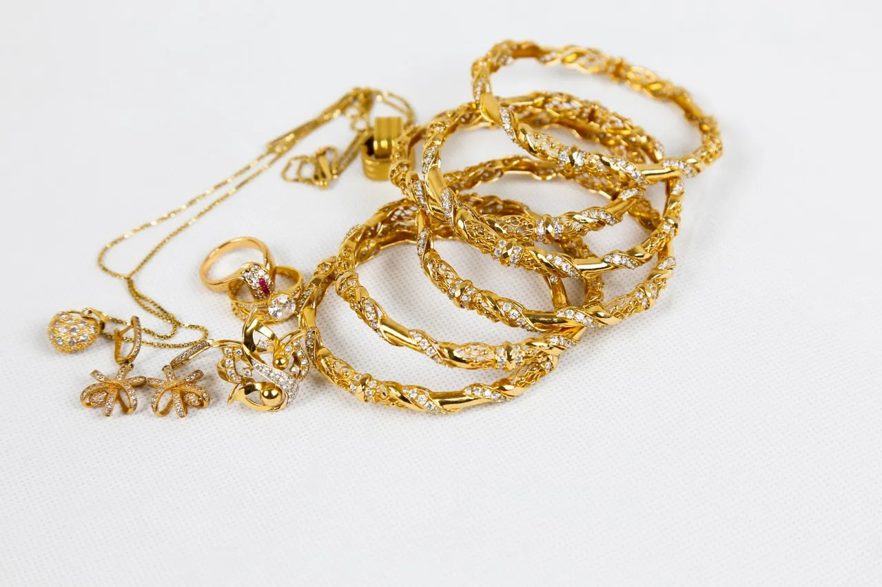 Kako očistiti zlato kod kuće: 5 metoda za blistav nakit bez ogrebotina